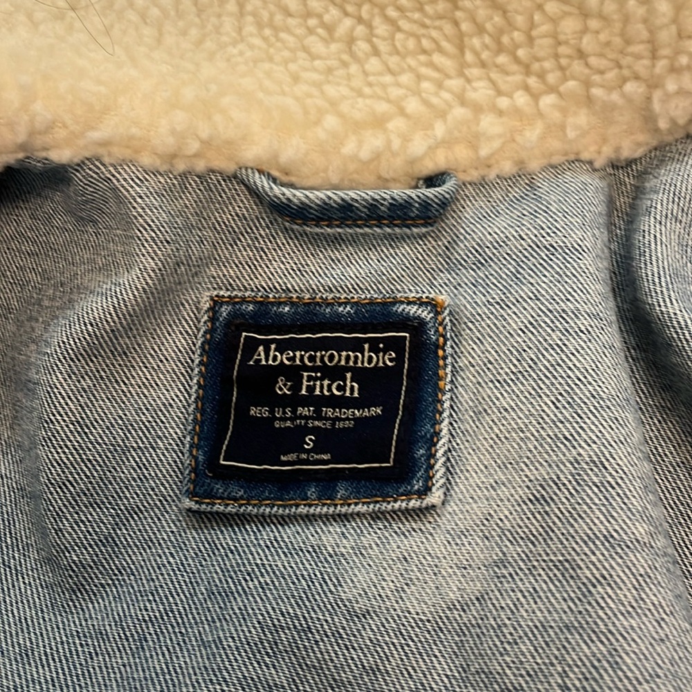 Abercrombie & Finch sheep wool collar light wash distressed cropped Jean… - Picture 4 of 7